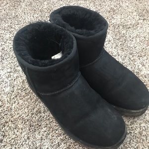 Short black uggs